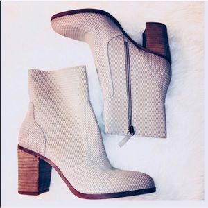 Hinge taupe booties size 8.5